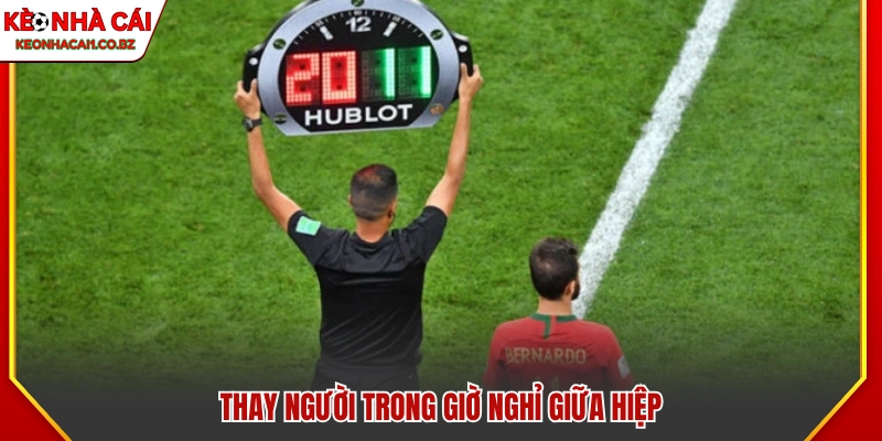 Thực hiện thay người trong thời gian nghỉ giữa hiệp